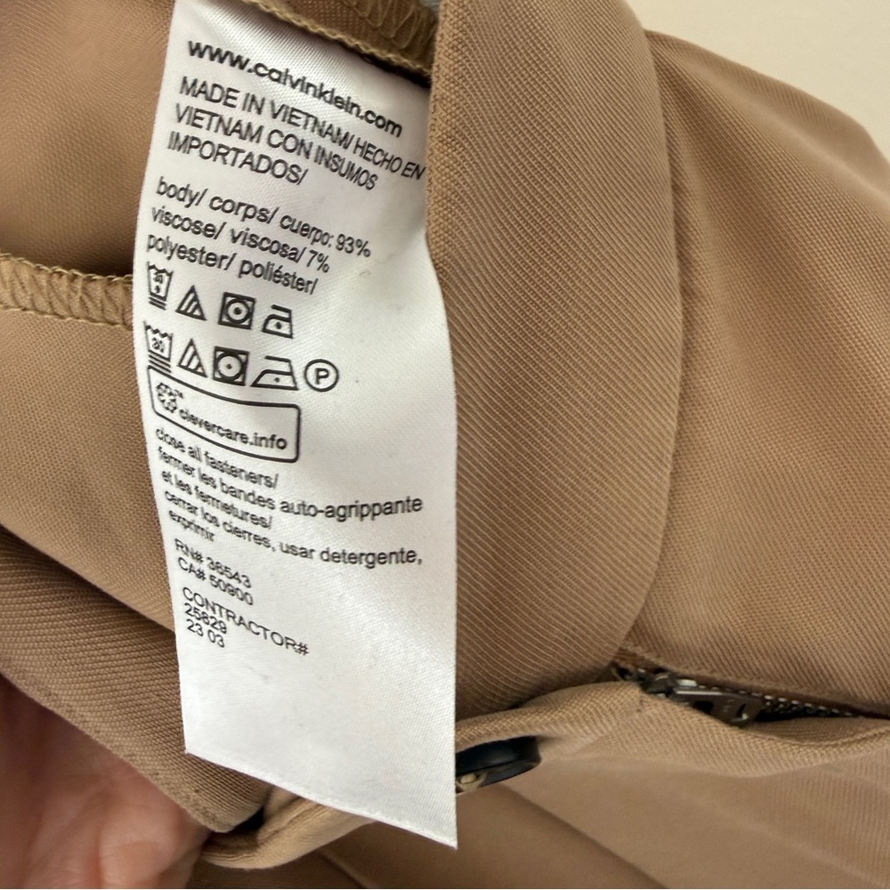 Calvin Klein Soft Twill Relaxed Pleated Trouser - Size 28 in Tan - Picture 10 of 12